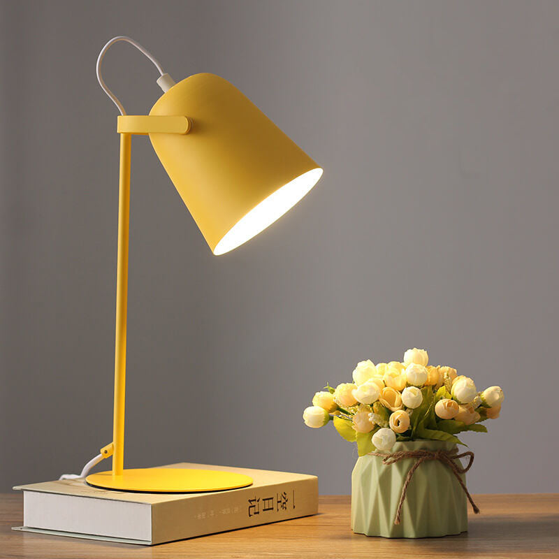 Aveloro Cromina Design-Tischlampe in Gelb auf einem Buch