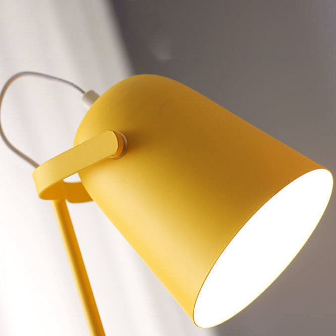 Aveloro Cromina Design-Tischlampe in Gelb im Wohnbereich