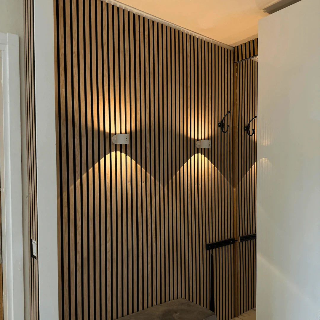 Aveloro Duolux LED-Wandlampen an Holzlamellenwand