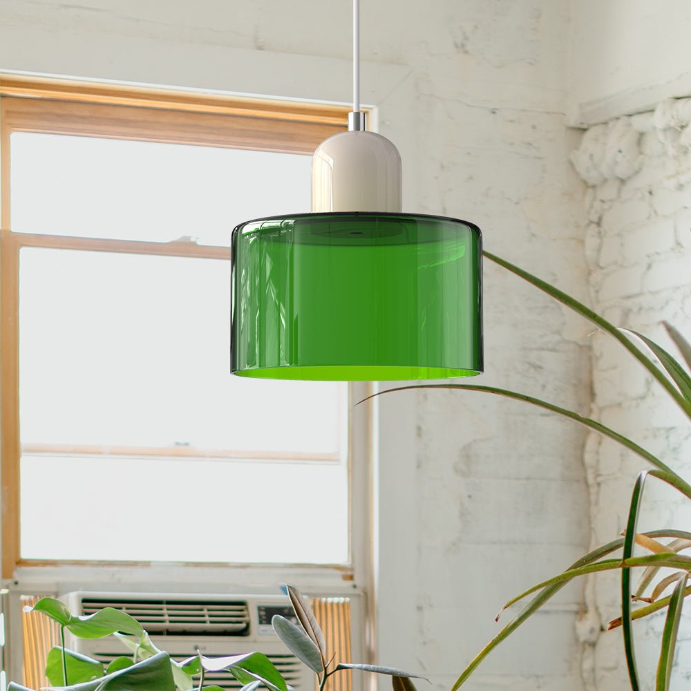 Aveloro Bifora Bauhaus-Pendelleuchte im Wohnraum mit grünem Glasschirm