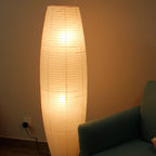 Aveloro Papyra Reispapier-Stehlampe neben einem Sofa