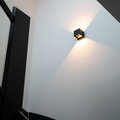 Aveloro Sensora LED-Wandleuchte Schwarz im Treppenhaus