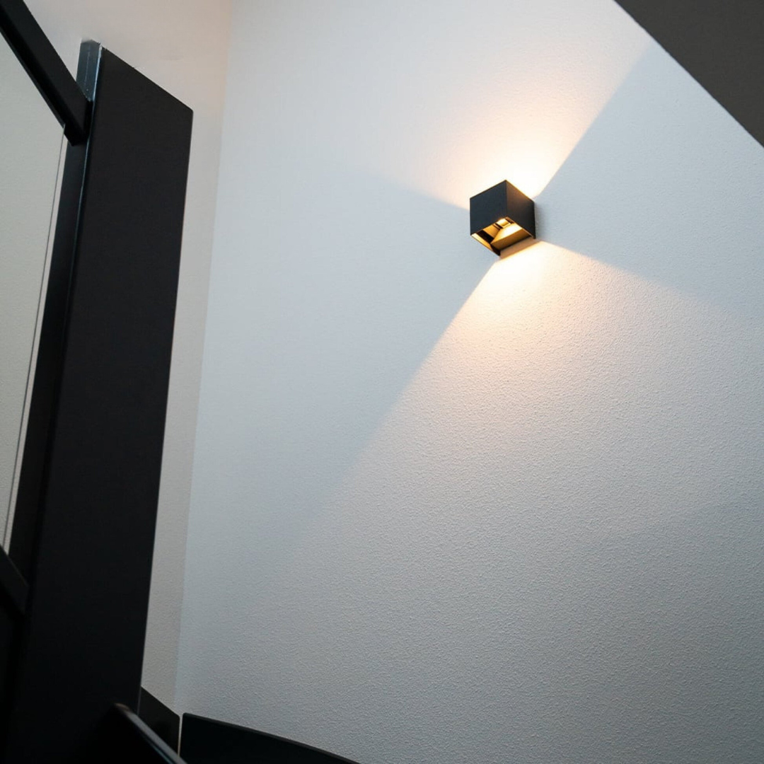 Aveloro Sensora LED-Wandleuchte Schwarz im Treppenhaus
