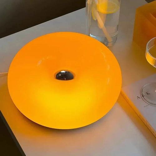 Aveloro Anella Touch-Tischlampe in Orange auf einem Nachttisch