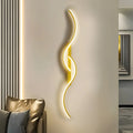 Aveloro Ondula Wellen-Wandleuchte in Gold im Wohnzimmer