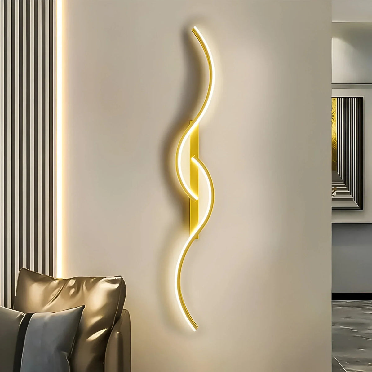 Aveloro Ondula Wellen-Wandleuchte in Gold im Wohnzimmer
