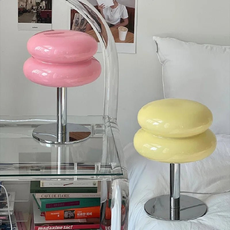 Aveloro Macarona Glas-Tischlampe im Schlafzimmer