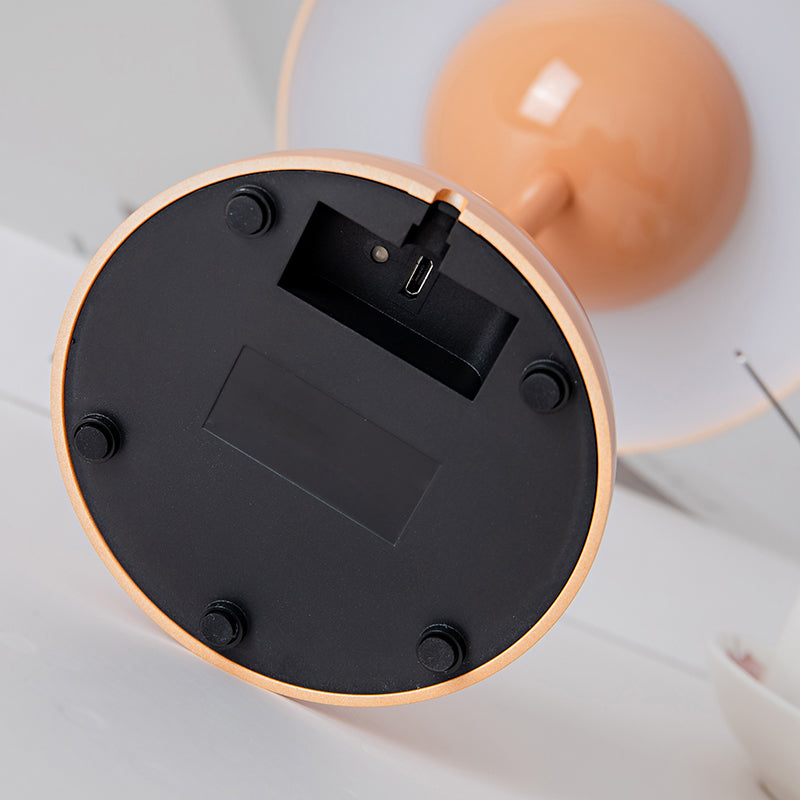Kabellose LED Pilzlampe mit Akku und warmweißem Licht in modernem Wohnraum