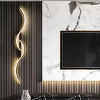 Aveloro Ondula Wellen-Wandleuchte in Gold an Lamellenwand
