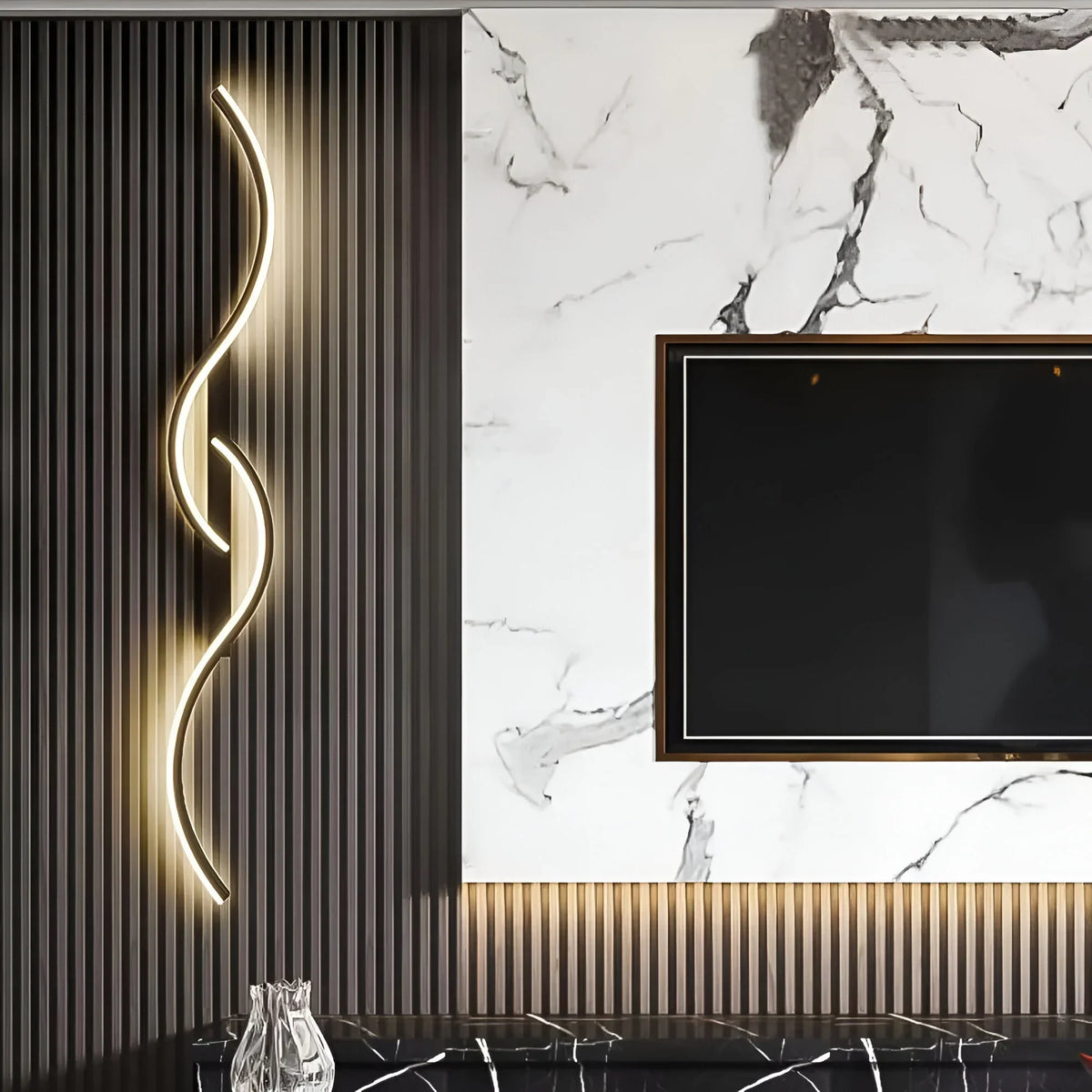 Aveloro Ondula Wellen-Wandleuchte in Gold an Lamellenwand