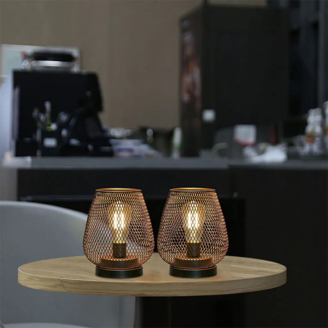 Aveloro Retiva Tischlampen auf einem Cafétisch