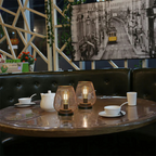 Aveloro Retiva Tischlampen auf einem Restauranttisch