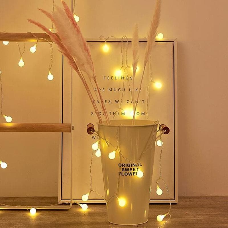 Aveloro Glimmera LED-Lichterkette Kugel dekoriert in einer Vase