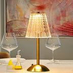 Aveloro Facetta kabellose Tischlampe in Gold mit Kristalloptik-Schirm