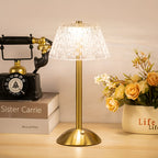 Aveloro Facetta Tischlampen in Silber und Gold auf einem Regal