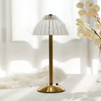 Aveloro Facetta kabellose Tischlampe mit gerilltem Kristalloptik-Schirm