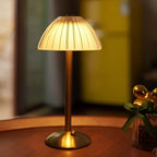 Aveloro Facetta kabellose Tischlampe auf einem Holztisch