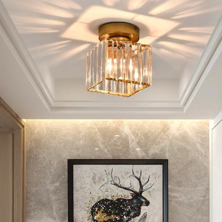 Aveloro Cristara LED-Deckenleuchte in Gold im Flur