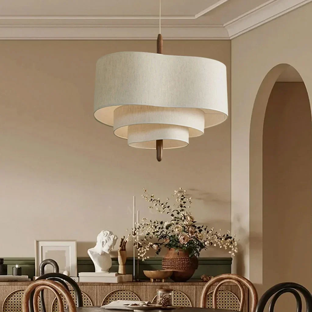 Aveloro Cascata Japandi-Hängeleuchte in einem warmen Esszimmer