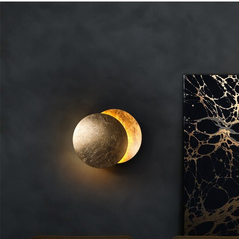 Aveloro Umbra LED-Wandleuchte in Gold an dunkler Wand