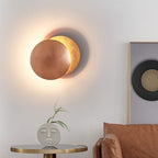 Aveloro Umbra LED-Wandleuchte in Kupfer im Wohnzimmer
