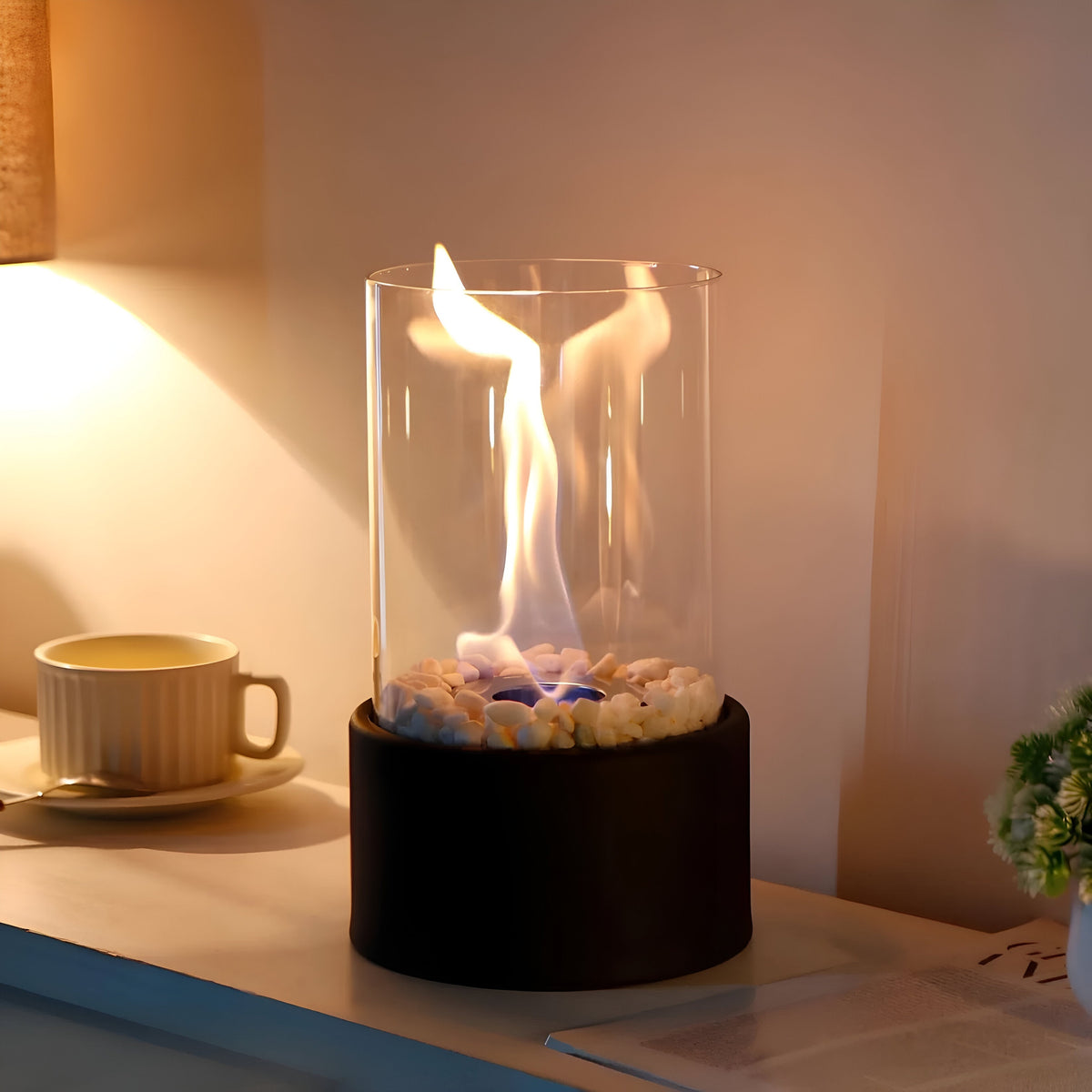 Aveloro Flamora Bioethanol-Tischkamin Anwendungsbild Tisch