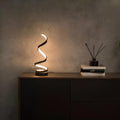 Aveloro Vortica LED-Tischlampe spiralförmig im Wohnzimmer