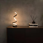 Aveloro Vortica LED-Tischlampe spiralförmig im Wohnzimmer