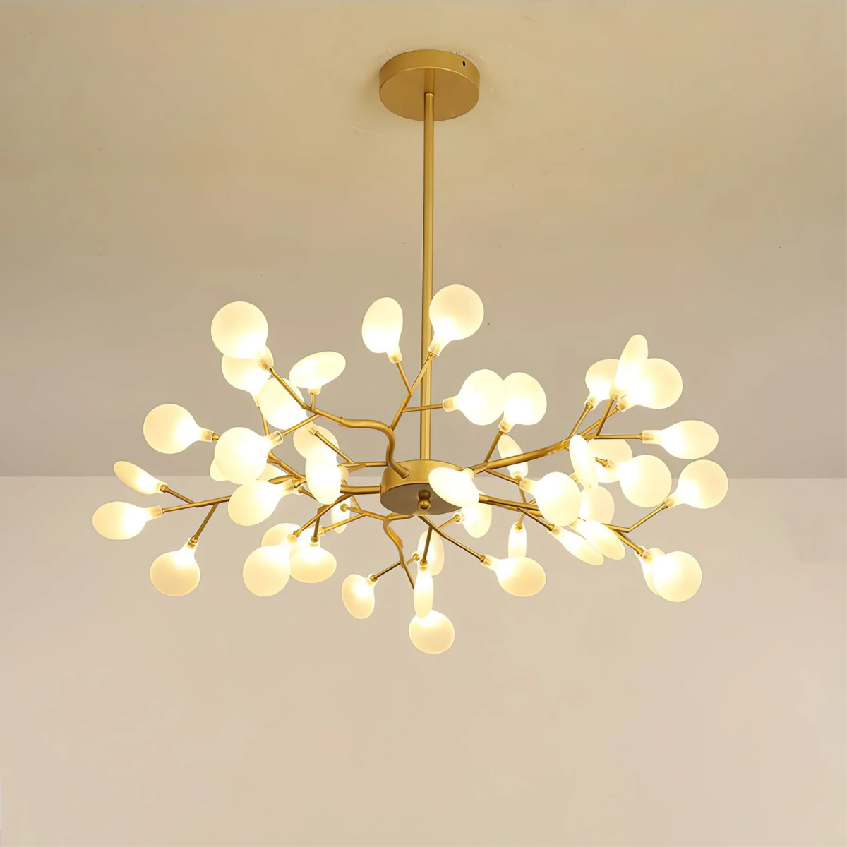 Aveloro Stellara LED-Kronleuchter Gold/Weiß 45 Leuchten