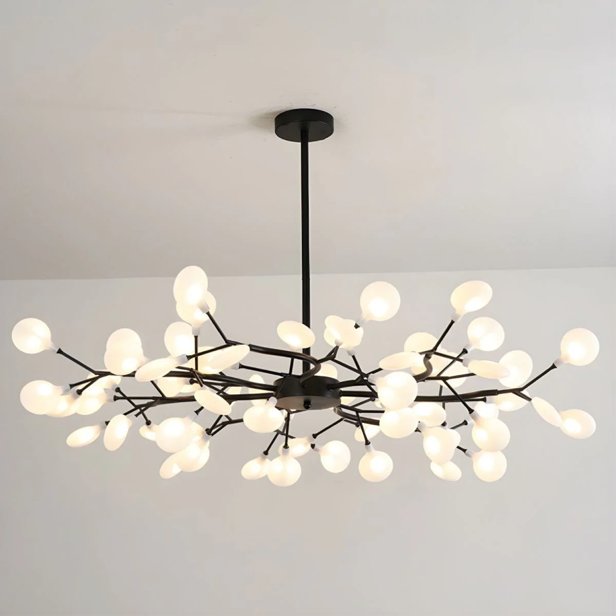 Aveloro Stellara LED-Kronleuchter Schwarz/Weiß 54 Leuchten
