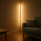 Aveloro Angolo LED-Eck-Stehlampe im Wohnraum